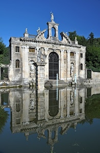 riflesso, acqua, cancello, cielo, statue, finestre, alberi, facciata, lago, scale, azzurro, scalini, palazzo, portale, specchiato, archi, portone, villa