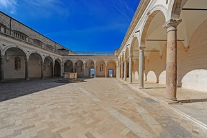pozzo, colonne, cielo, archi, portico, portici, chiostro, cortile