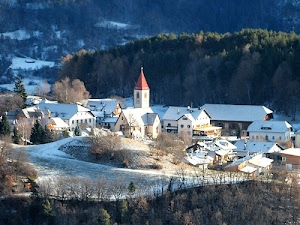 neve, campanile, alberi, chiesa, case, montagna, panorama, borgo, inverno, bianco, bosco, finestre, paese, tetti, verde, villaggio, paesaggio, rosso, alpino