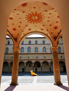 colonne, finestre, archi, bambino, portico, sole, giallo, arco, gioco, chiostro, uccello, ombra, affreschi, portici, porticato, scultura