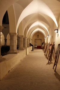 archi, quadri, luci, portico, chiostro, mostra, arco, colonne, cavalletti