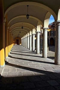 colonne, archi, ombre, lampioni, portico, portici, cortile, prospettiva, cielo, giallo, lampade, case, capitelli, porticato, ombra