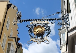 cielo, nuvole, ferro, insegna, finestre, azzurro, metallo, palazzi, case, bianco, foglie, grondaia, oro