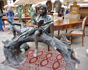 statue, quadri, tronco, tavolo, libro, tappeto, gambe, statua, antiquariato, scultura, leggere, mercato, sedia, sedie, bambina, sculture, legge, ombrelloni, tavoli, seduta