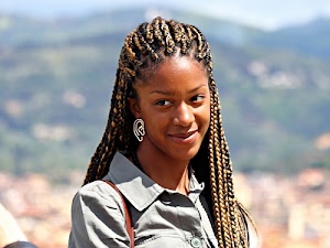 sorriso, occhi, capelli, donna, ragazza, orecchino, treccine, camicia, trecce, ritratto, naso, bocca, sguardo, viso, colletto, giovane, orecchini, ombra