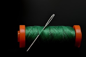 ago, filo, verde, cruna, rocchetto, nero, arancione, cotone, rosso, infilato, acciaio, sfondo, punta, spagnoletta