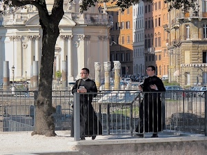 colonne, preti, albero, chiesa, due, sacerdoti, tronco, ringhiera, religiosi, nero, palazzi, roma, facciata, religione, finestre, tonache, bianco, ferro