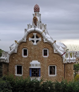 finestre, croce, bianco, chiesa, tetto, architettura, siepe, casa, barcellona, parco, marrone, porta, nuvole, cielo, facciata