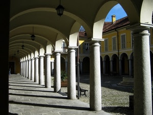 colonne, archi, ombre, portico, panchine, lampioni, finestre, portici, ombra, lampade, porticato, cielo, prospettiva, colonnato, panchina, piazza