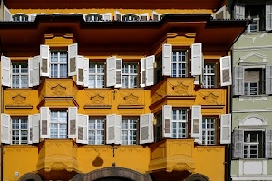 finestre, palazzo, giallo, bianco, persiane, vetri, facciata, scuri, ocra, casa, vetrate, archi, arco, tettoia, balconi