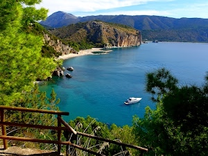 alberi, mare, spiaggia, staccionata, verde, azzurro, scogli, acqua, barca, cielo, panorama, montagne, costa, lago, pini, rocce, parapetto, motoscafo, colline, legno, imbarcazione, baia