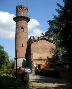 torre, alberi, lampione, nuvole, cielo, merli, casa, piante, automobile, strada, ringhiera, verde, persone