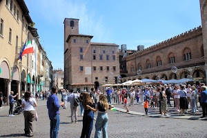 piazza, bandiera, gente, finestre, persone, ombrelloni, tricolore, portici, palazzi, torre, merli, palazzo, archi, azzurro, folla, rosso, strada, città, cielo, trifore