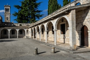campanile, alberi, archi, chiesa, portici, colonne, portico, porticato, colonnato