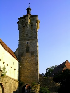 torre, finestre, archi, arco, alberi, tetti, cielo, pietra, verde, case, azzurro, castello, tetto, campanile, bandiera, porta, banderuola, mura