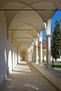 colonne, ombre, archi, chiostro, albero, portico, porta, prospettiva, porticato, luci, erba, cipresso, convento, bianco