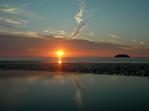 tramonto, sole, mare, nuvole, isola, cielo, acqua, riflessi, rosso, azzurro, riflesso, sabbia, alba, arancione, giallo, isolotto