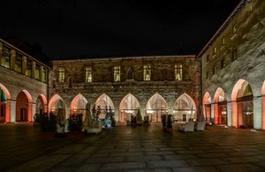 finestre, piazza, portici, notturno, archi, luci, notte, poltrone, piante