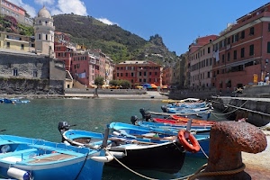 barche, mare, campanile, porto, case, salvagente, acqua, azzurro, cielo, liguria, molo, nuvole, bitta, finestre, palazzi, torre, barca, corda, collina, ormeggio, paese, borgo, montagna, porticciolo