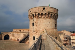 torre, bandiera, castello, case, camminamento, scale, scala, mattoni, fortezza