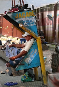 giornale, ciabatte, scarpe, leggere, lettura, berretto, giallo, azzurro