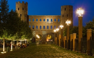 lampioni, torri, castello, alberi, notte, torino, luci, notturno, rovine, finestre, viale