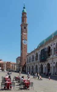 campanile, tavolini, piazza, orologio, sedie, persone, chiesa, torre