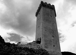 torre, finestre, bianconero, merli, nuvole, cielo