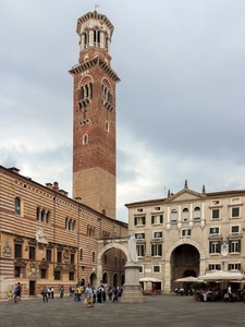 piazza, torre, campanile, statua, archi, monumento, palazzi, persone, cielo, finestre