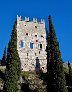 torre, merli, finestre, alberi, castello, cielo, verde, cipressi