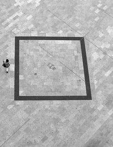 quadrato, persona, pavimento, bianconero, stemma, piazza, grigio, donna, piastrelle, nero, geometrie