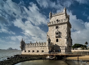 torre, nuvole, acqua, mare, cielo, merli, torrette, alberi, lisbona, castello, finestre, ponte, fiume, pontile, portogallo, persone
