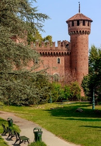 castello, torre, panchine, alberi, prato, verde, merli, panchina