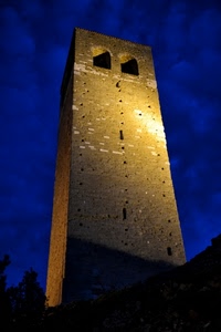 torre, blu, notte, cielo, finestre, luce, alta, ombra, giallo, prospettiva, notturno