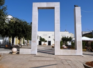 piazza, monumento, alberi, bianco, marmo, palla, scultura