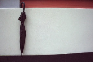 ombrello, bianco, muro, chiuso, nero, rosso, appeso, manico