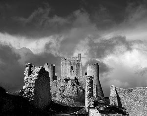 castello, torri, nuvole, bianconero, ruderi, rovine, rocca, rudere, cielo, pietre, torrioni, mura, maniero, torre