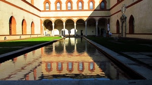 acqua, riflesso, portico, portici, vasca, finestre, archi, porticato, prato, colonne, cortile