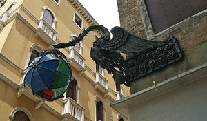 lampione, ombrelli, finestre, balconi, uccello, verde, blu, palazzo, ali, ferro, metallo, insegna, scultura, palazzi, drago