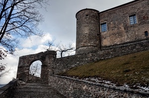 castello, arco, torre, nuvole, albero, finestre, mura, scala, cielo