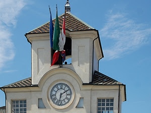 bandiere, orologio, finestre, tetto, tegole, lancette, ore, cielo, torre, tre, nuvole, palazzo, italia, municipio