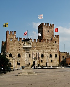 bandiere, castello, merli, leone, monumento, piazza, torre, torri