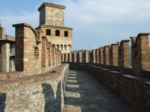 merli, castello, torre, ombre, cielo, camminamento, mura, azzurro, finestre, passaggio, fortezza