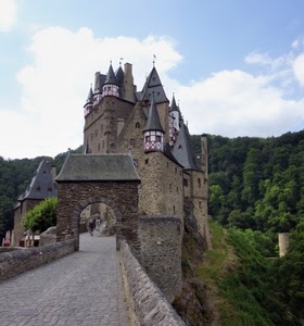 castello, arco, torri, alberi, nuvole, porta, ponte, guglie, montagna, strada, verde