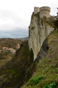 castello, verde, erba, torre, rocca, case, cielo, nuvole, roccia, montagne, montagna, alberi, rocce, dirupo, collina, strapiombo, panorama