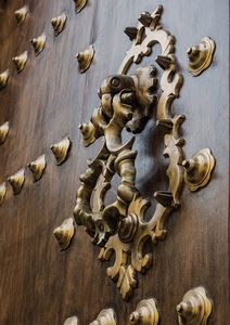 porta, batacchio, legno, metallo, borchie, marrone, bronzo, ottone, portone, oro, battente, battiporta, chiodi