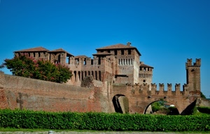 castello, merli, siepe, torri, verde, ponte, archi, mura, albero, cielo, tetti, torre, alberi, ponti, prato, azzurro