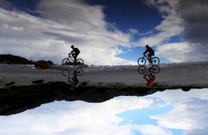 nuvole, riflesso, biciclette, due, acqua, cielo, ciclisti, bicicletta, riflessi