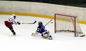 ghiaccio, porta, sport, rete, due, giocatori, caschi, pattini, mazze, hockey, bianco