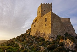 castello, torre, merli, verde, rocca, montagna, rocce, finestre, cielo